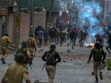 जम्मू कश्मीर में पत्थरबाजों की भीड़ में घुसे पुलिसवाले, दो असली पत्थरबाजों को पकड़ लाए