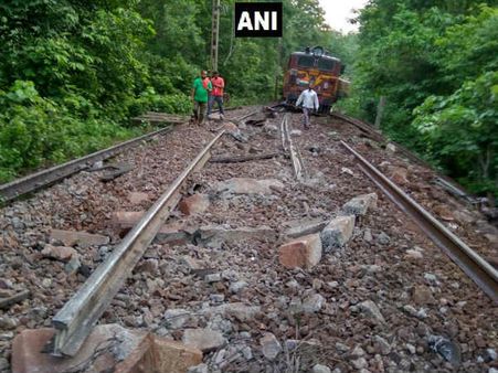 दंतेवाड़ा में पटरी से उतरी मालगाड़ी, नक्‍सलियों की बड़ी साजिश का शक