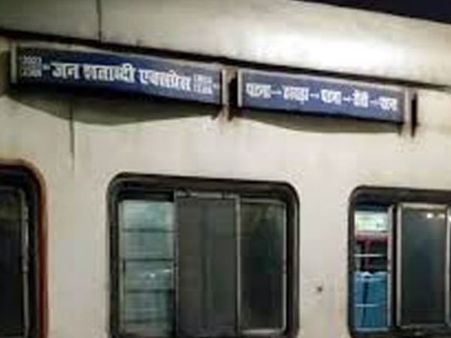 बिहार: 81 सीटों वाले कोच में रेलवे कर रहा था 93 सीटों पर कंफर्म बुकिंग, जांच शुरू