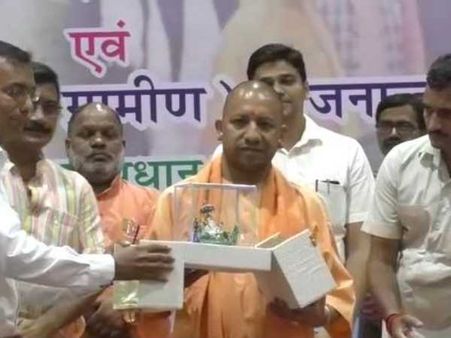 बनारस में सभा करने पहुंचे सीएम योगी, प्रधानों ने किया जमकर हंगामा