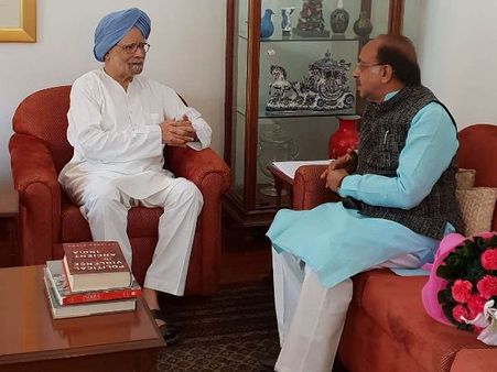 पूर्व प्रधानमंत्री मनमोहन सिंह से मिले विजय गोयल, संसद के मानसून सत्र में मांगा कांग्रेस से सहयोग