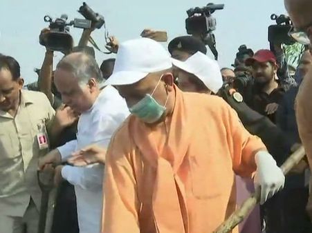 मुख्यमंत्री योगी आदित्यनाथ ने लखनऊ में शुरू किया गोमती सफाई अभियान