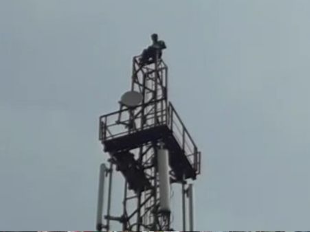 पुलिस से दुखी होकर शख्स चढ़ा टेलीफोन के टॉवर पर, हंगामा