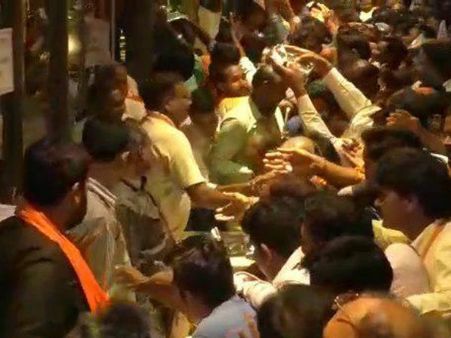 अमित शाह के कार्यक्रम में लंच पैकेट पाने के लिए भिड़ गए पार्टी कार्यकर्ता, खूब हुआ हंगामा