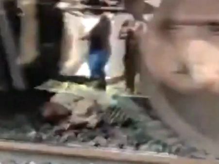 इंसान के ऊपर से गुजर गई पूरी रेलगाड़ी, उसे खरोच तक नहीं आई, वीडियो