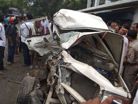 बोलेरो से बरीक्षा लेकर जा रहा था लड़की का परिवार, हादसे में पिता समेत 4 की मौत