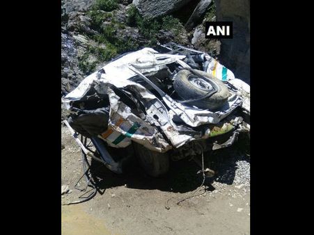 जम्मू-कश्मीर: गहरी खाई में गिरी कैब, 5 यात्रियों की मौत