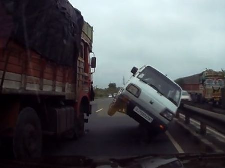 सड़क हादसे में घायल को नजरअंदाज करने से पहले जरूर पढ़ें यह खबर