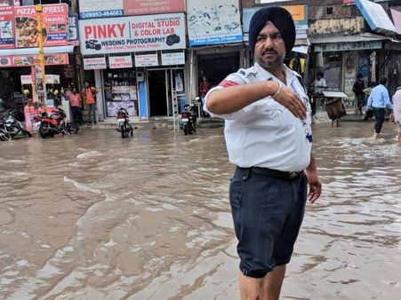 गुल पनाग ने शेयर की थी घुटनों तक पानी में काम करते पुलिसवालों की फोटो, अब मुख्यमंत्री करेंगे सम्मानित