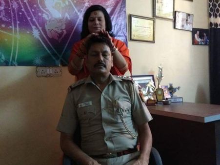 साध्वी से आशीर्वाद ले रहे एसएचओ को भेजा गया पुलिस लाइन, फोटो वायरल होने के बाद लिया एक्शन
