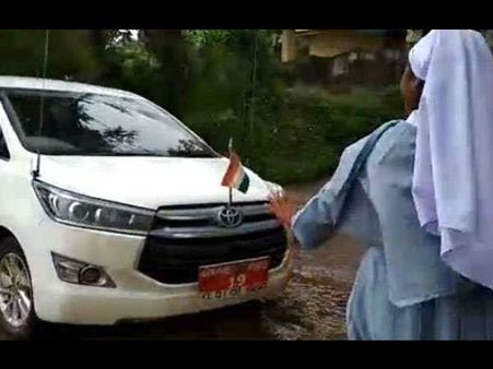 Video: हाथी से परेशान होकर नन ने रोकी केरल के मंत्री की कार