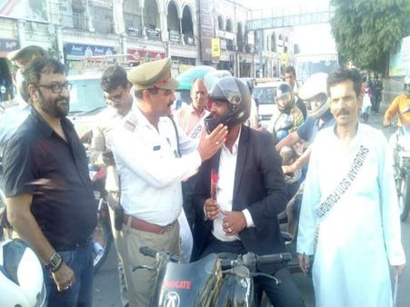 हेलमेट लगाने पर पुलिसवाले ने दिया लाल गुलाब, बना पति-पत्‍नी के बीच झगड़े की वजह