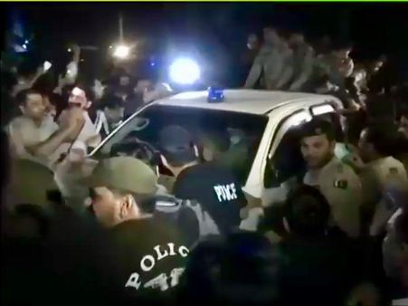 पाकिस्तानी आर्मी हेडक्वार्टर के बाहर लगे नारे- 'ये जो दहशतगर्दी है, उसके पीछे वर्दी है'