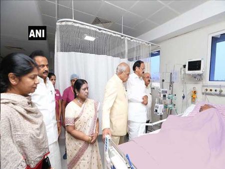 चेन्नई: बीमार करूणानिधि की पहली तस्वीर आई सामने, हालचाल जानने हॉस्पिटल पहुंचे उपराष्ट्रपति