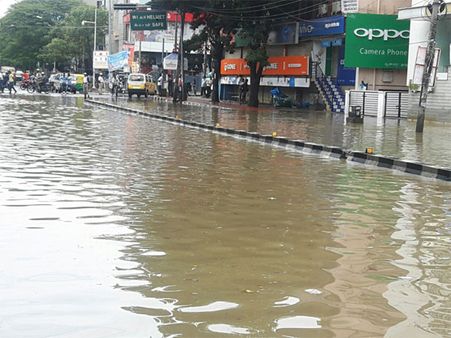 केरल में बाढ़ की रिपोर्टिंग करने गए पत्रकार और ड्राइवर की डूबने से मौत
