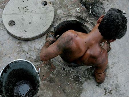 सीवर की सफाई करने गए दो मजबूर हुए बेहोश, बचाने गया तीसरा साथी भी अब तक नहीं लौटा