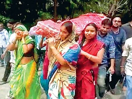 चार बेटियों ने दिया पिता की अर्थी को कंधा और किया अंतिम संस्कार, पंचायत ने समाज से निकाला