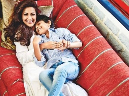12 साल के बेटे को सोनाली ने इस तरह बताई कैंसर की बात, बोलीं- 'मेरी मजबूती बन गया है वो'