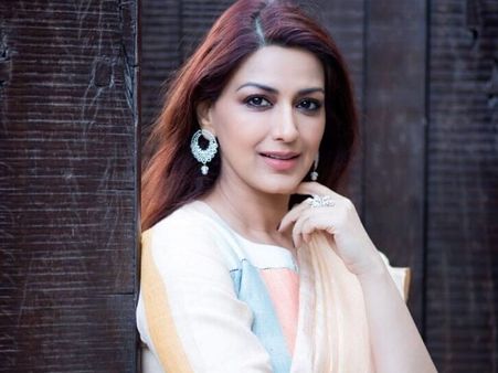 बॉलीवुड एक्ट्रेस सोनाली बेंद्रे को हुआ कैंसर, कहा- 'मैं इससे लड़ रही हूं'