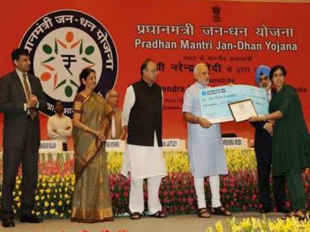 जानें क्या है प्रधानमंत्री जनधन योजना और कितनी है सफल?
