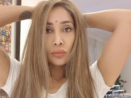 अर्धनग्न होकर सोफिया हयात ने किया योगा, कहा- बिना शर्म काम करना बहुत खूबसूरत