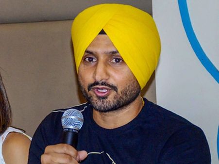 50 लाख आबादी वाला क्रोएशिया फुटबॉल खेल रहा है और हम हिंदु-मुसलमान: हरभजन सिंह