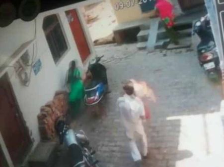 जलता हुआ सिलेंडर लेकर महिला के पीछे दौडा युवक, घटना CCTV में हुई कैद