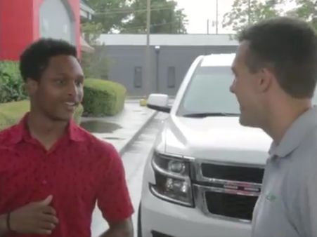 रातभर 32 किमी. पैदल चलकर पहुंचा ऑफिस, बॉस ने गिफ्ट कर दी अपनी कार