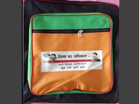 यूपी के स्कूलों में बांटे गए बीजेपी चुनाव चिन्ह वाले बैग, अखिलेश भी छपवा चुके हैं अपनी तस्वीर