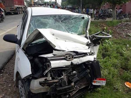 कार-मैजिक में आमने-सामने की टक्कर, तीन लोगों की दर्दनाक मौत