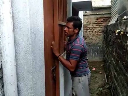 शर्मनाक: बूढ़ी मां को कमरे में बंद कर बेटा और बहू चल गए घूमने, 8 दिन बाद कराई गई मुक्त