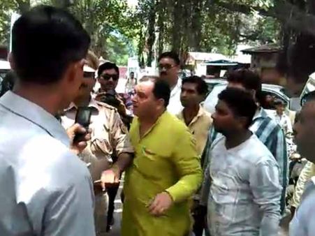 UP: सुहैल संग शादी के रजिस्ट्रेशन के लिए पहुंची मोनिका, बजरंग दल ने किया हंगामा
