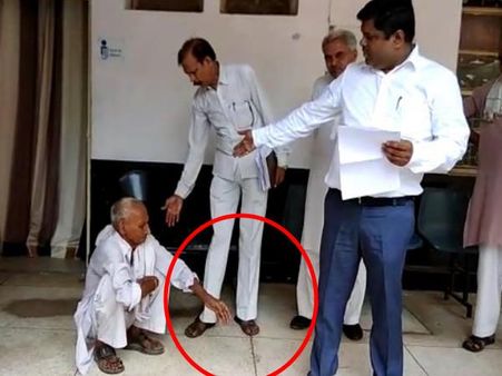 'मुझे अब मौत चाहिए' बोलकर SDM के पैरों पर गिर पड़ा 82 साल का बुजुर्ग, देखें VIDEO