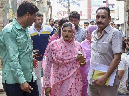 बुराड़ी केस: रजिस्टर से खुलासा, 'आत्मा' कहती थी बच्चे मोबाइल-टीवी से दूर रहें!