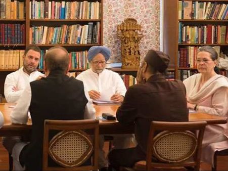 कांग्रेस कार्यकारिणी में बड़ा फेरबदल, दिग्विजय सिंह और सुशील शिंदे की छुट्टी हुए बाहर