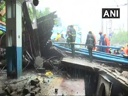 मुंबई के अंधेरी रेलवे स्टेशन गिरा पुल का हिस्सा, हादसे की गवाह हैं ये तस्वीरें