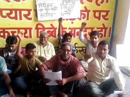 काम नहीं होने का आरोप लगाते हुए बीजेपी नेता चेयरमैन के खिलाफ बैठा धरने पर