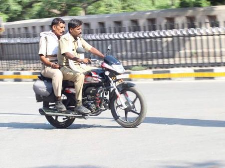 यूपी पुलिस राजधानी में खुलेआम खुद उड़ा रही है कानून की धज्जियां, तस्वीरें