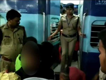 तस्करी के लिए ले जायी जा रही थीं 26 बच्चियां, पुलिस को हुआ शक, स्टेशन पर उतारा