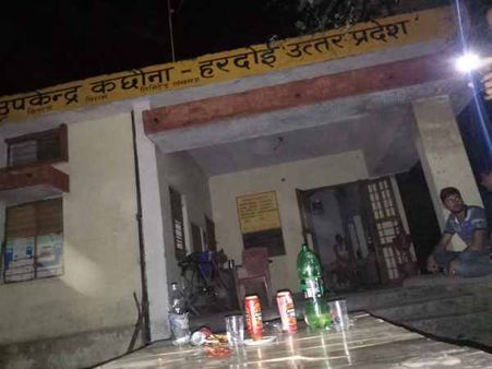 गांव में नहीं थी लाइट, पावर हाउस में चल रही थी बियर पार्टी, तस्वीर हुई वायरल