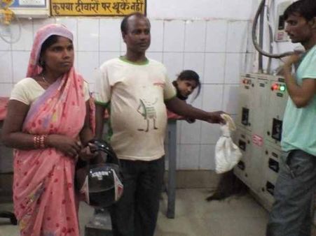 हरदोई: बेटी को सांप ने डसा, थैले में बंद कर अस्पताल पहुंच गया पिता