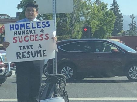 नौकरी ना होने से बेघर हुआ तो रिज्यूमे लेकर सड़क पर उतरा, अब बुला रही बड़ी-बड़ी कंपनियां