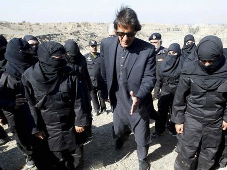 Pakistan Election Result 2018: घर के आसपास कंटीले तार और तीन गाड़‍ियों में कमांडोज, कुछ ऐसी होगी नए पीएम इमरान खान की सिक्‍योरिटी 