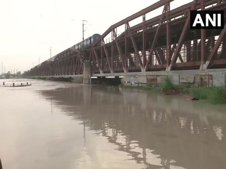 दिल्ली: यमुना का जलस्तर तोड़ सकता है 5 सालों का रिकॉर्ड, 10 हजार लोगों को हटाया गया
