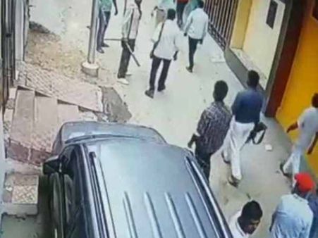 कानपुर: प्लॉट पर कब्जे को लेकर हुई फायरिंग, सीसीटीवी में कैद हुई वारदात