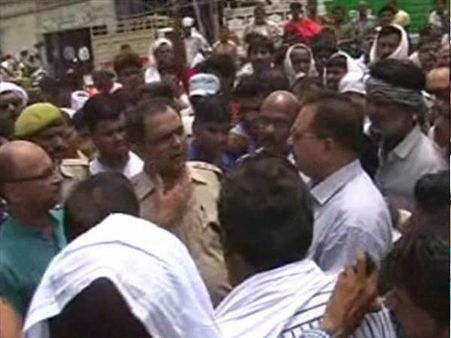 सचिव पर तानाशाही का आरोप लगाकर व्यापारियों ने किया हंगामा, सिटी मजिस्ट्रेट से की हाथापाई