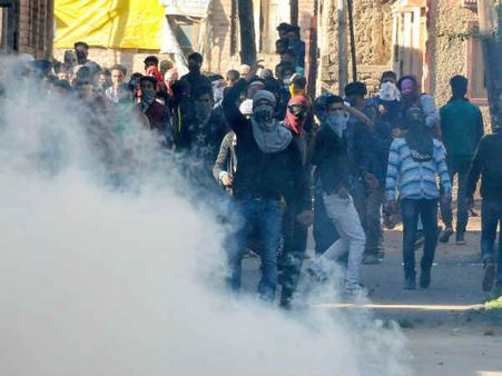 कुलगाम में सुरक्षाबलों पर पत्‍थरबाजी,कार्रवाई में गई तीन लोगों की जान