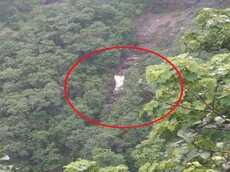 महाराष्ट्र में पिकनिक मनाने जा रहे लोगों की बस खाईं में गिरी, 33 की मौत