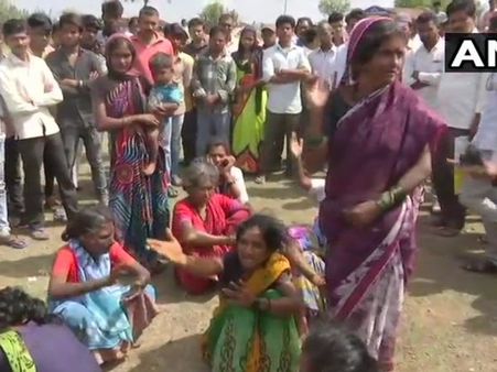 Dhule: पुलिस के सामने पीटती रही भीड़, मौत के बाद बोले अब इनके शव ले जाओ