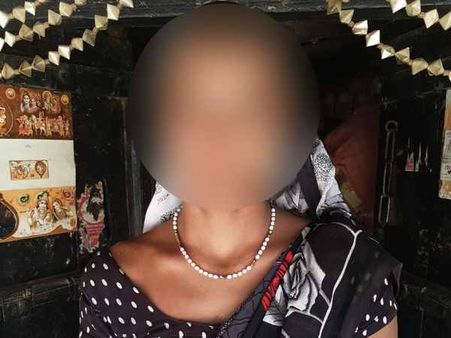 बच्चों को छोड़ पड़ोसी के साथ भाग गई थी बीवी, लौटी तो पति ने मुंडवा दिए सर के बाल